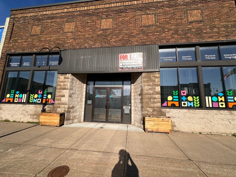 127 S Knowles Ave, New Richmond, WI à louer - Photo de l’immeuble – Image 1 sur 18