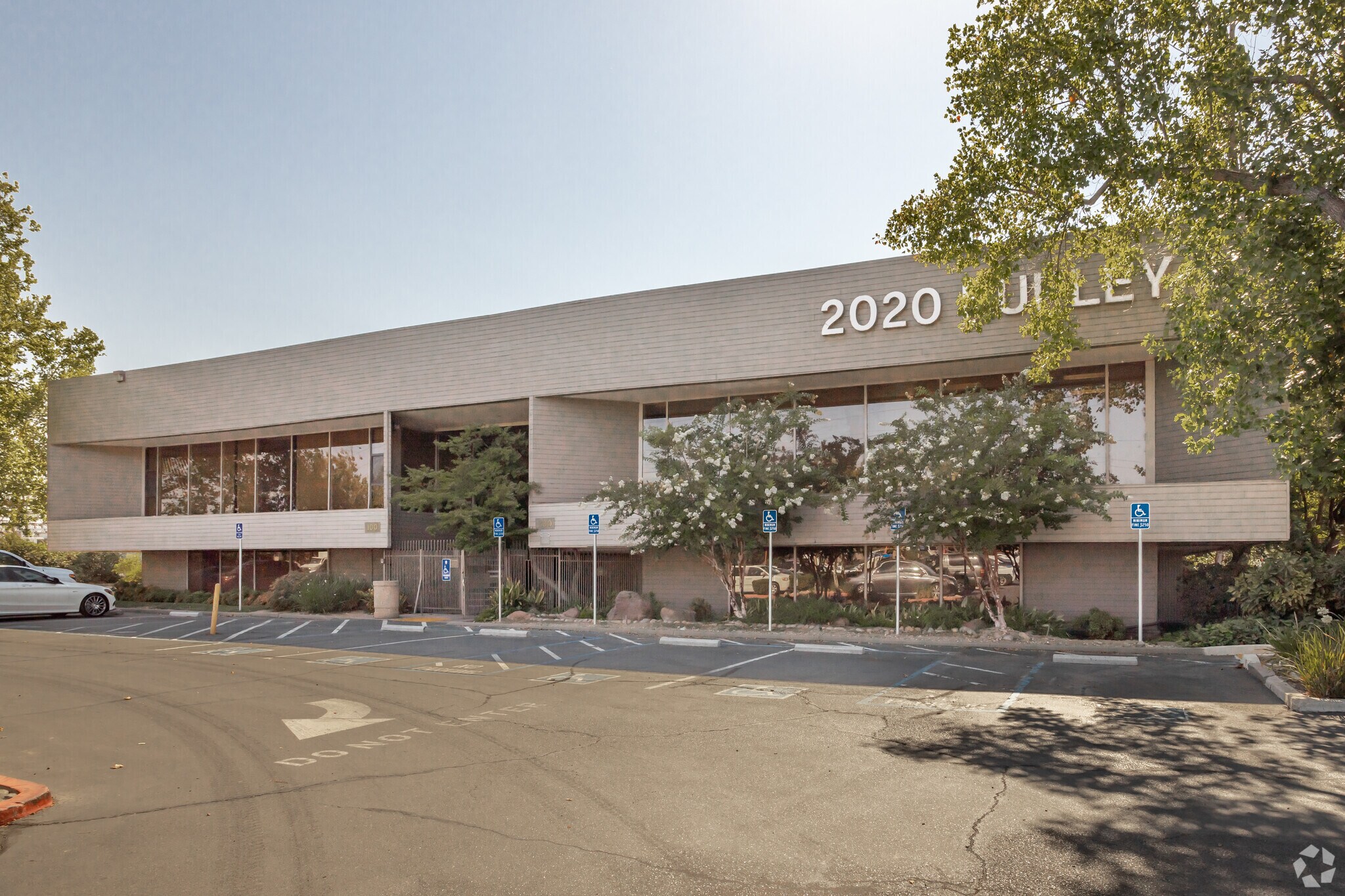 2020 Hurley Way, Sacramento, CA à louer Photo de l’immeuble– Image 1 sur 6