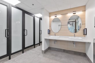 1700 Dickson Av, Kelowna, BC à louer Photo intérieure– Image 1 sur 8