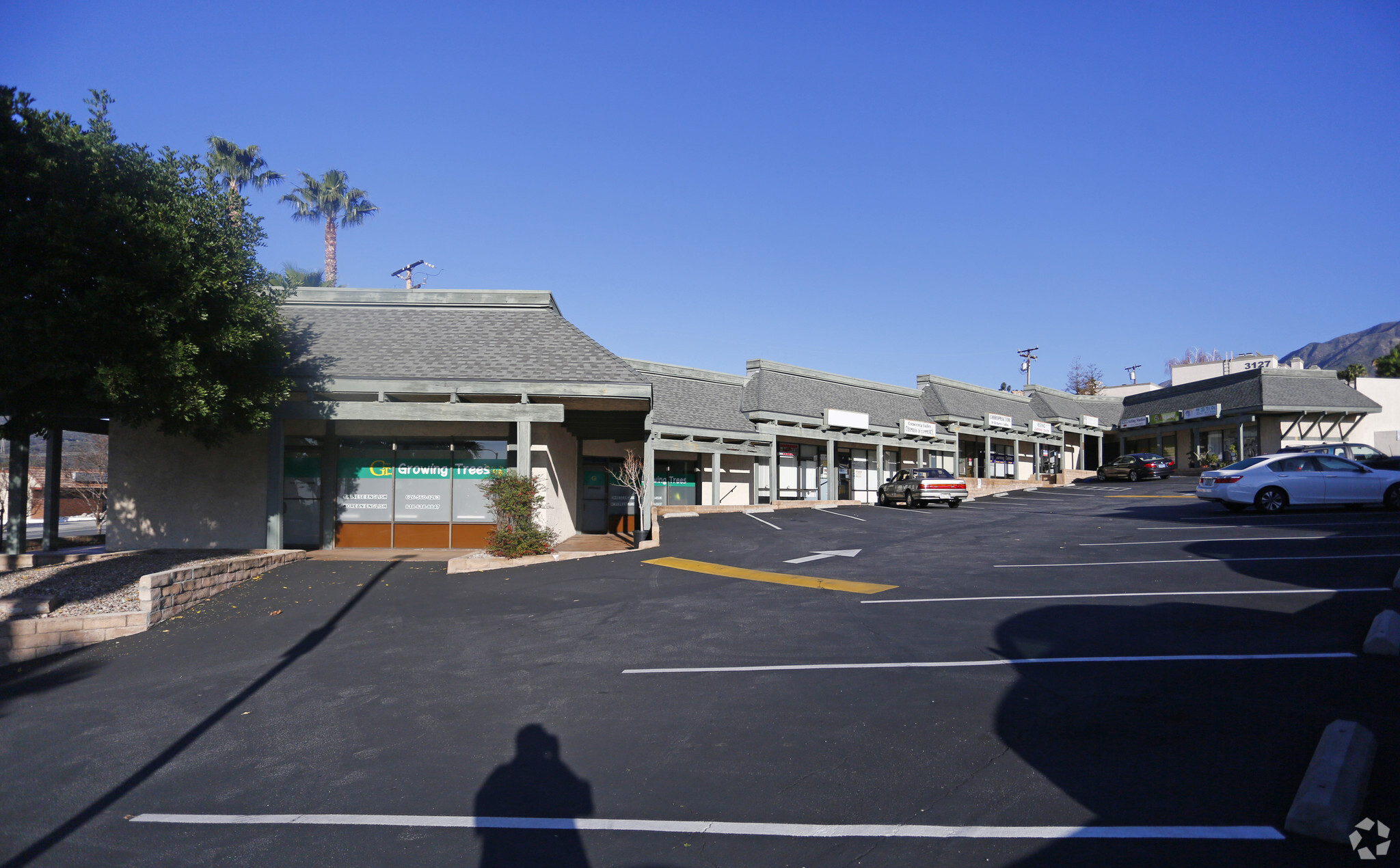 3129-3131 Foothill Blvd, La Crescenta, CA à louer Photo principale– Image 1 sur 5