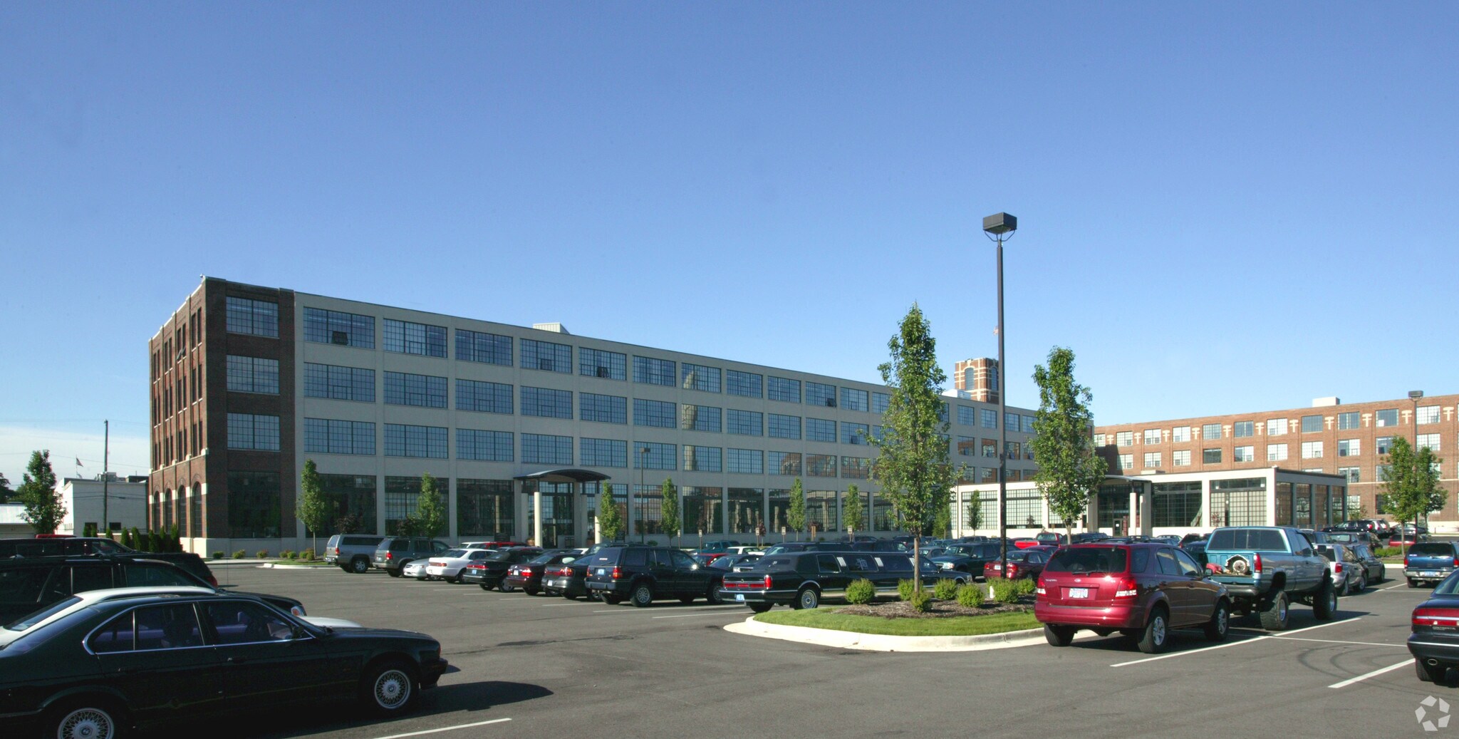 801 Broadway Ave NW, Grand Rapids, MI à louer Photo de l’immeuble– Image 1 sur 5