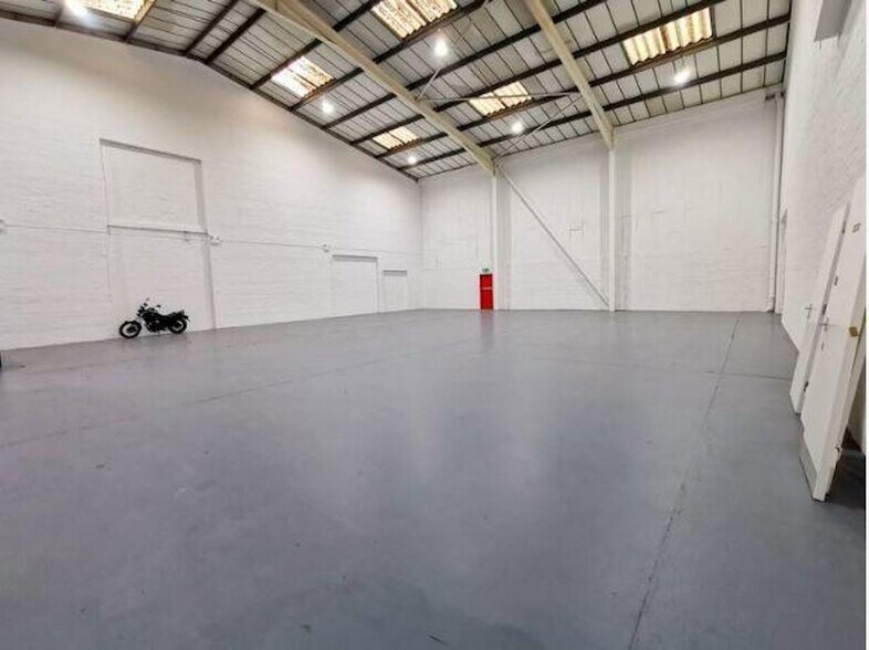 22 Hythe Rd, Londres à louer - Photo de l’immeuble – Image 3 sur 10