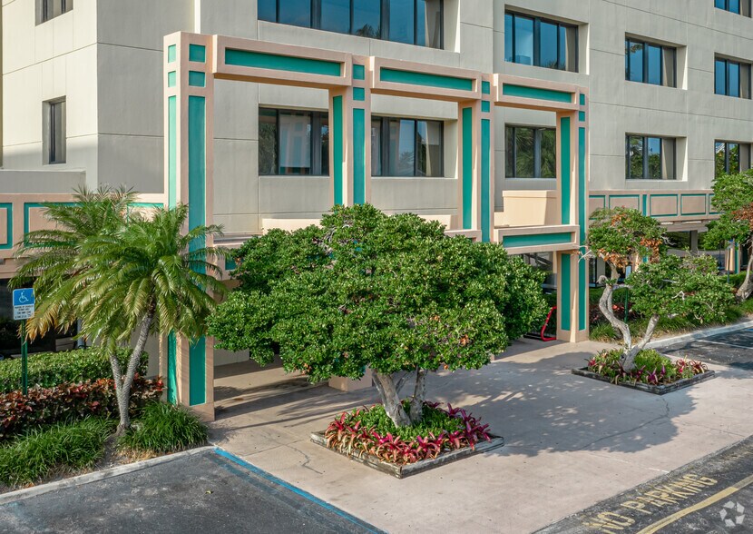 915 Middle River Dr, Fort Lauderdale, FL à louer - Photo de l’immeuble – Image 3 sur 6