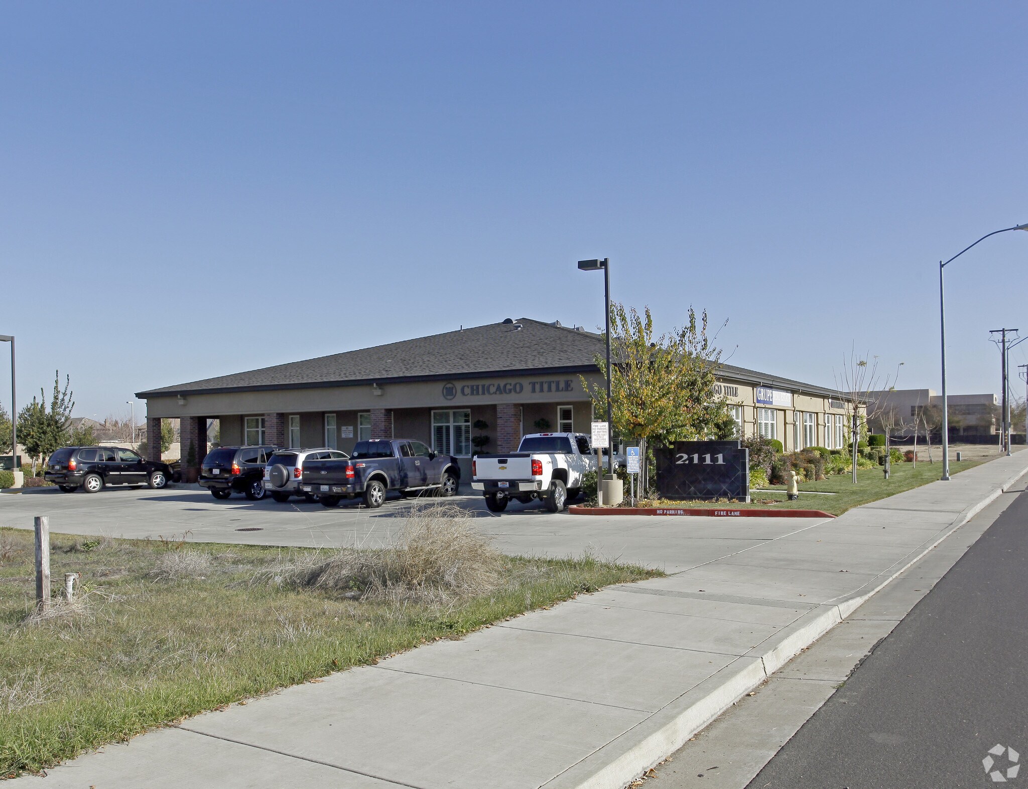 2111 W Kettleman Ln, Lodi, CA à louer Photo principale– Image 1 sur 5