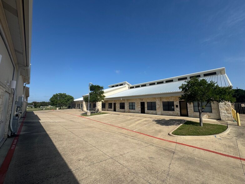 1050 Meadows Dr, Round Rock, TX à louer - Photo de l’immeuble – Image 2 sur 12