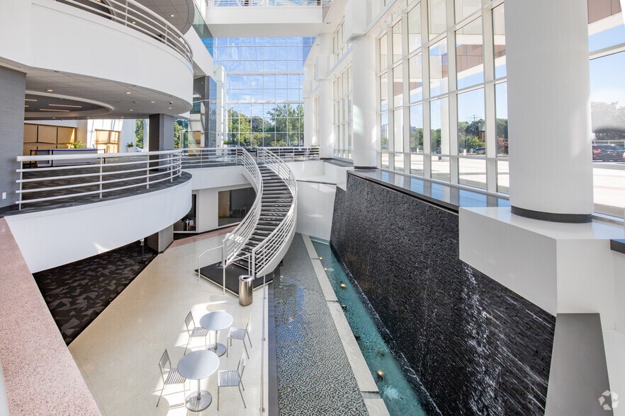 1377 Motor Pky, Islandia, NY à louer - Hall d’entrée – Image 3 sur 16