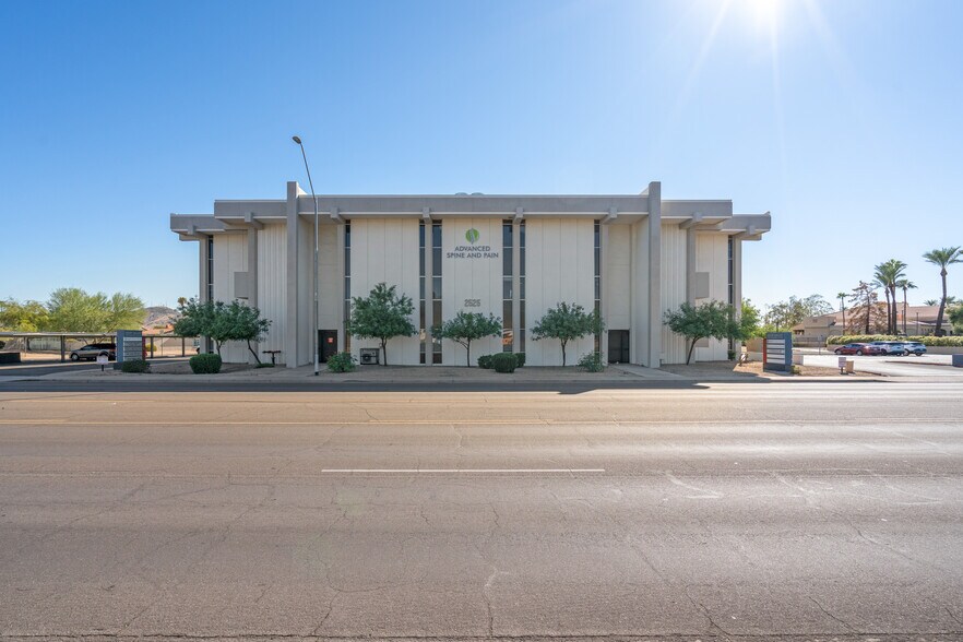 2525 W Greenway Rd, Phoenix, AZ à louer - Photo de l’immeuble – Image 1 sur 8