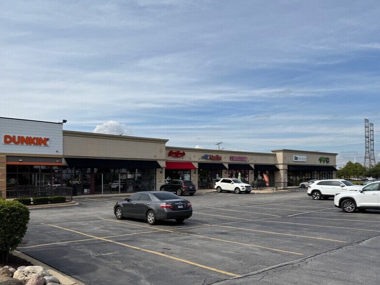 241 Genesis Dr, North Aurora, IL à louer - Photo de l’immeuble – Image 2 sur 3