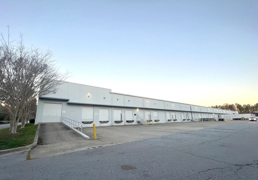 76 Southwoods Pky, Hapeville, GA à louer - Photo de l’immeuble – Image 2 sur 4