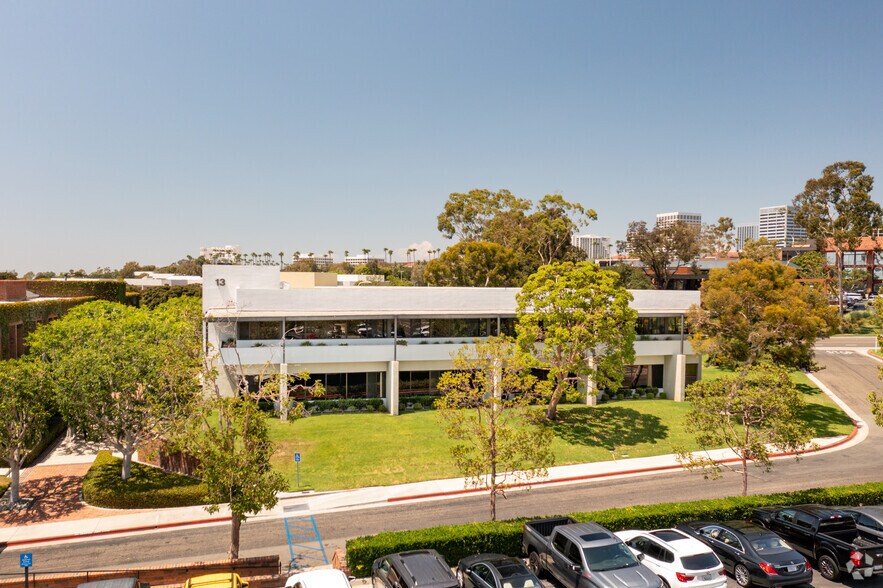 13 Corporate Plaza Dr, Newport Beach, CA à louer - Photo de l’immeuble – Image 2 sur 12
