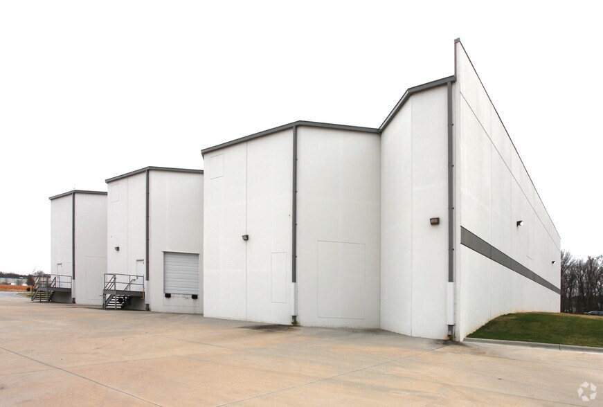 105 E JJ Dr, Greensboro, NC à louer - Photo de l’immeuble – Image 2 sur 5