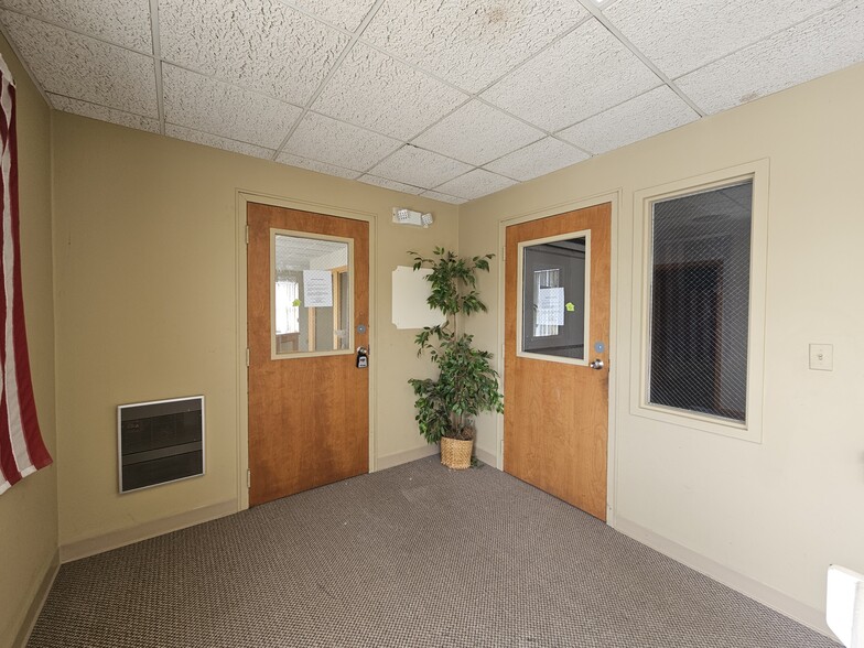 1755 Meriden Waterbury Tpke, Plantsville, CT à vendre - Photo de l’immeuble – Image 3 sur 24