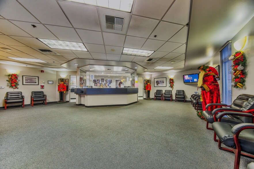 1801 16th St, Bakersfield, CA à vendre - Hall d’entrée – Image 3 sur 11
