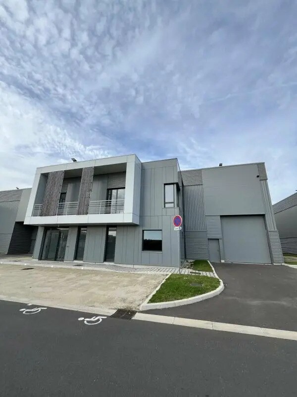 Local d'activités dans Chanteloup-en-Brie à vendre Photo de l’immeuble– Image 1 sur 13