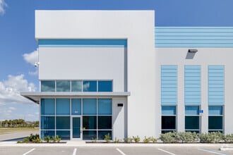 16200 Ben Hill Griffin Pky, Fort Myers, FL à louer Photo de l’immeuble– Image 2 sur 7