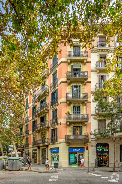 Immeuble residentiel dans Barcelone, Barcelona à vendre - Photo de l’immeuble – Image 2 sur 3
