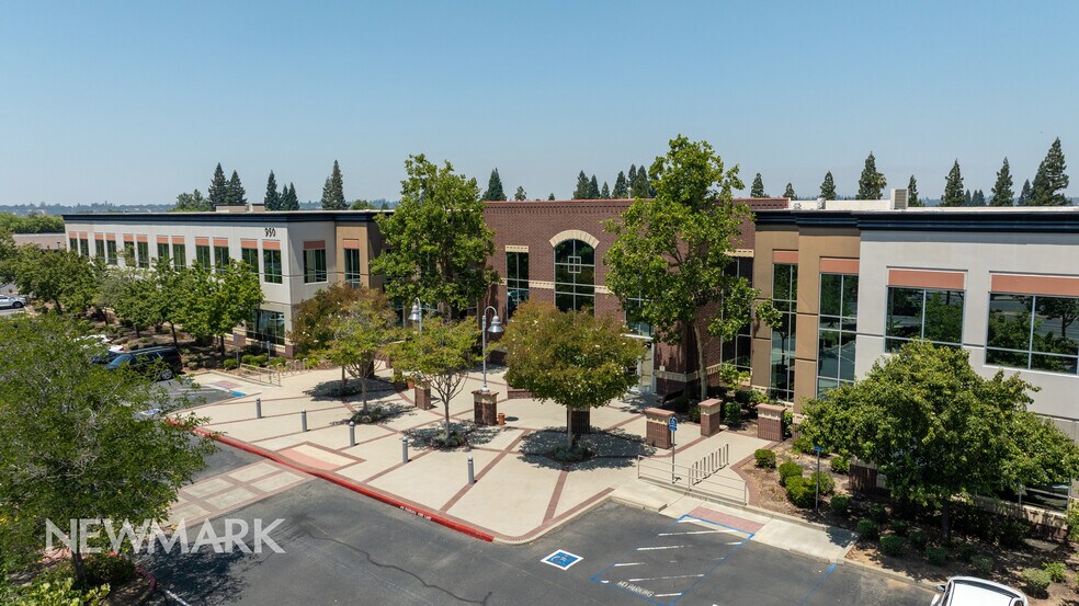 950 Iron Point Rd, Folsom, CA à louer - Photo de l’immeuble – Image 1 sur 6