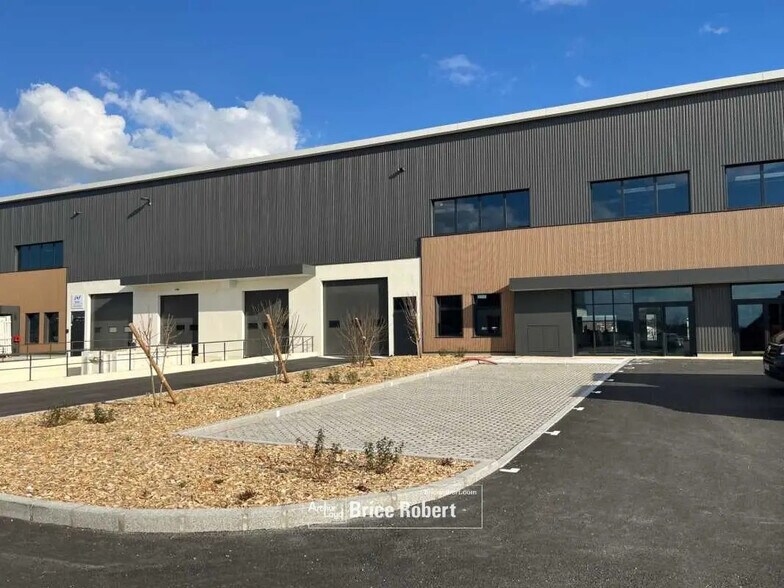 Local d’activités dans Saint-Priest à louer - Photo de l’immeuble – Image 3 sur 10