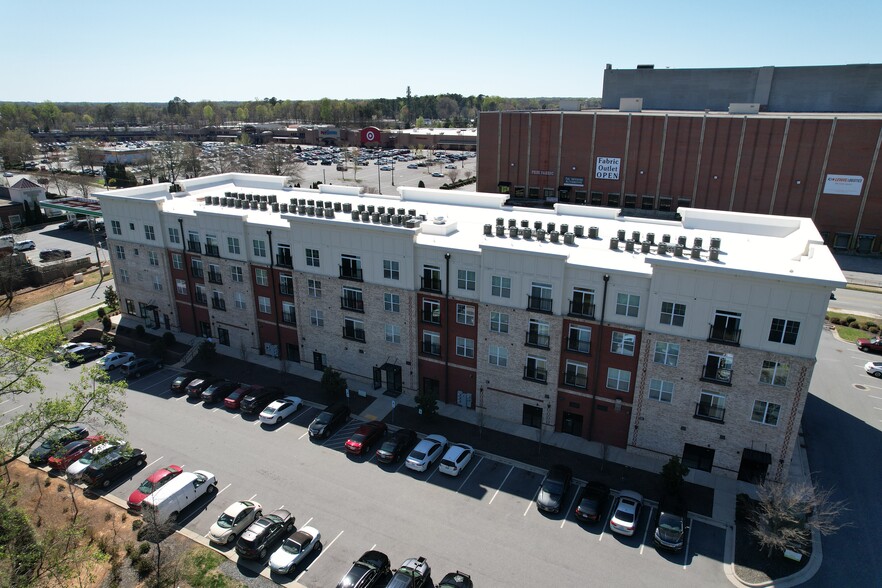 2800 Lawndale Dr, Greensboro, NC à louer - Photo de l’immeuble – Image 3 sur 5