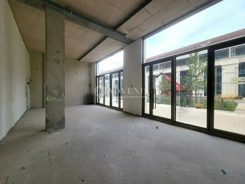 Local commercial dans Saint-Denis à louer - Photo de l’immeuble – Image 3 sur 4