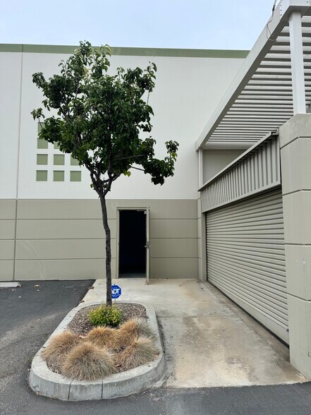 758 Calle Plano, Camarillo, CA à louer - Photo de l’immeuble – Image 2 sur 14