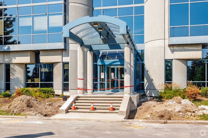 1111 Boul Dr-Frederik-Philips, Montréal, QC à louer - Photo de l’immeuble – Image 3 sur 4