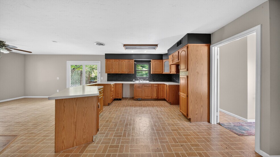 29369 Lorain Rd, North Olmsted, OH à vendre - Photo de l’immeuble – Image 2 sur 35