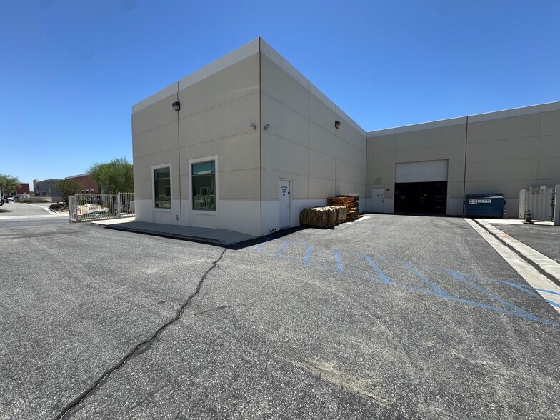 30695 Hill St, Thousand Palms, CA à louer - Photo de l’immeuble – Image 3 sur 16