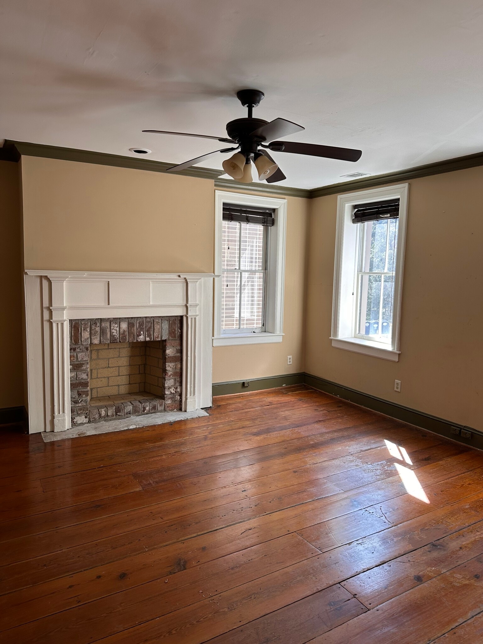 12 W State St, Savannah, GA à louer Photo intérieure– Image 1 sur 9