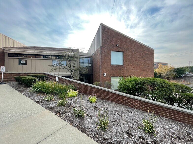 32905 W 12 Mile Rd, Farmington Hills, MI à vendre - Photo de l’immeuble – Image 2 sur 29