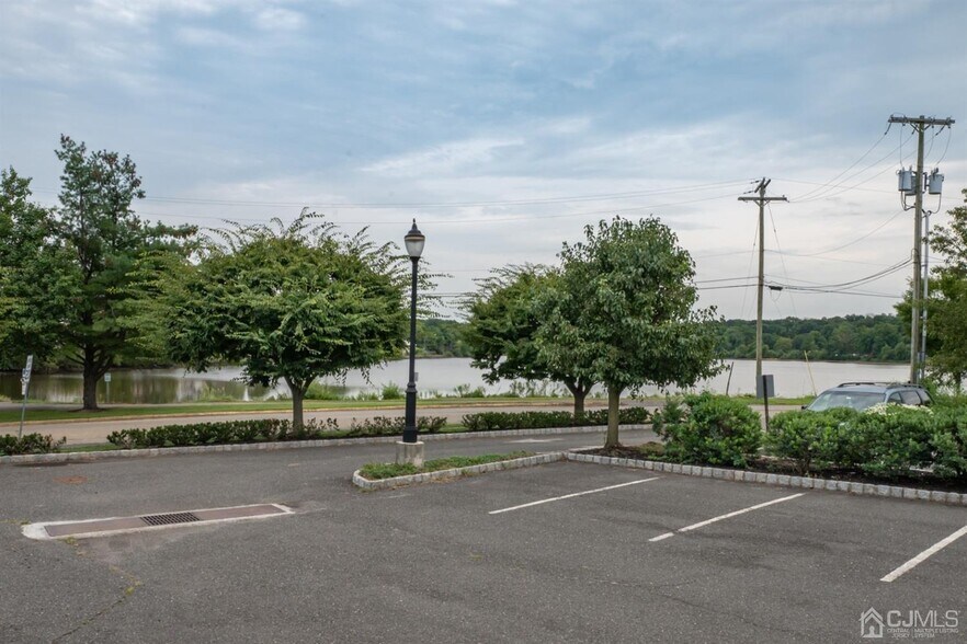 220 Forsgate Dr, Jamesburg, NJ à louer - Photo de l’immeuble – Image 2 sur 4