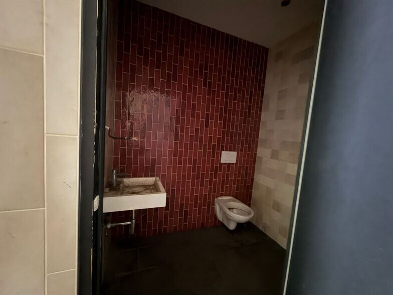 Local commercial dans Paris à louer - Photo de l’immeuble – Image 3 sur 9