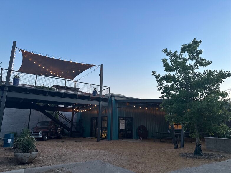 1012 S Main St, Fort Worth, TX à louer - Photo de l’immeuble – Image 3 sur 11