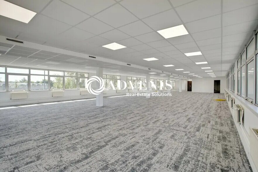 Bureau dans Roissy-en-France à louer - Photo de l’immeuble – Image 3 sur 12