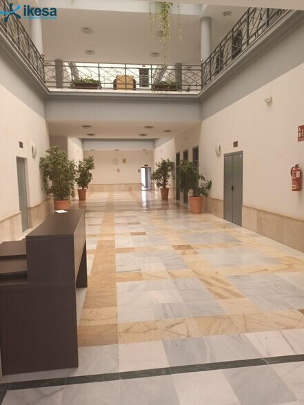 Bureau dans Mairena del Aljarafe, Sevilla à vendre - Hall d’entrée – Image 2 sur 17
