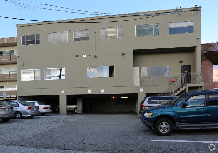 1062-1064 Austin Ave, Coquitlam, BC à louer - Photo de l’immeuble – Image 2 sur 4