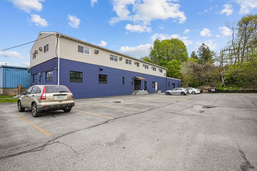 65 Valley St, East Providence, RI à louer - Photo de l’immeuble – Image 2 sur 24