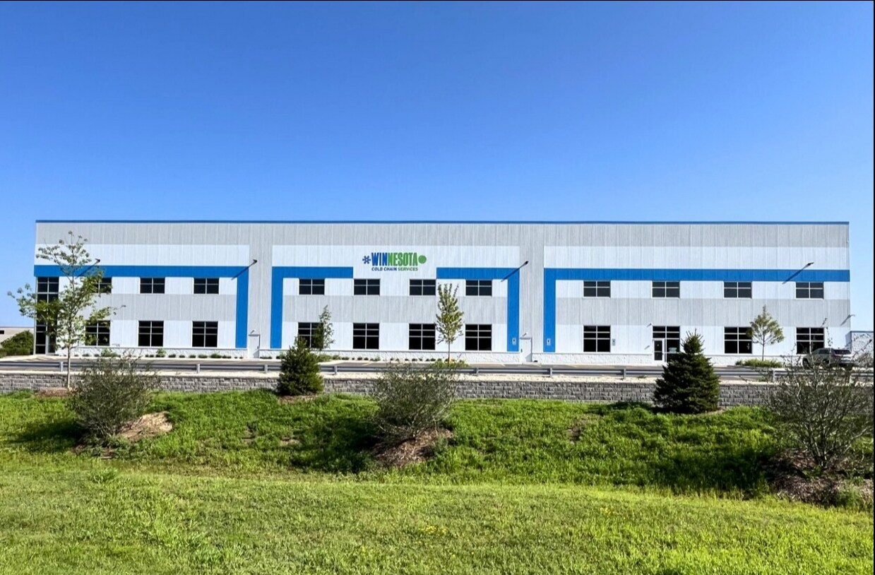 943 Blue Ribbon Cir N, Oconomowoc, WI à louer Photo de l’immeuble– Image 1 sur 6