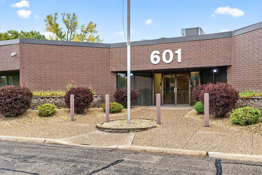 601 2nd Ave S, Hopkins, MN à louer - Photo de l’immeuble – Image 3 sur 29