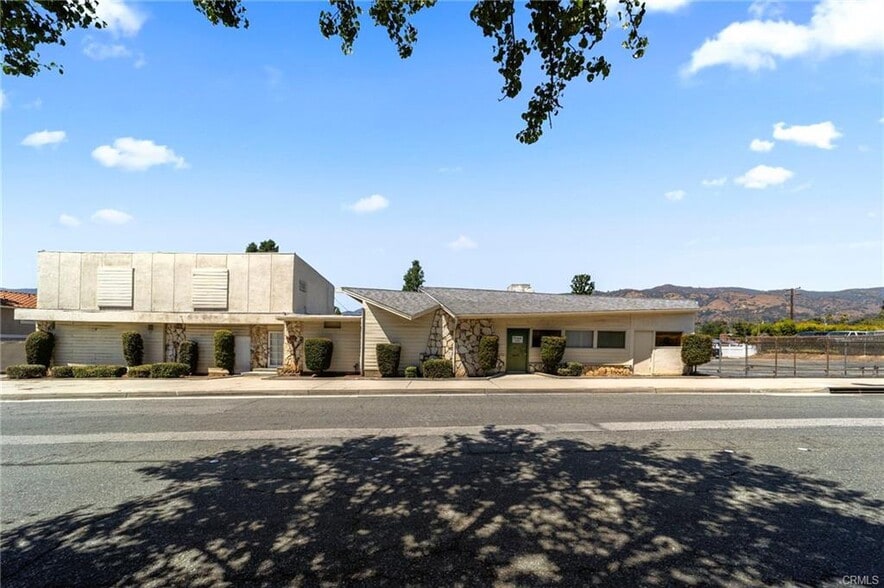 1749 E Route 66, Glendora, CA à vendre - Photo de l’immeuble – Image 1 sur 16
