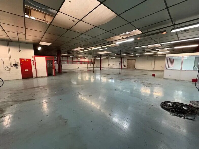 Local d'activités dans Vaulx-en-Velin à vendre - Photo de l’immeuble – Image 2 sur 6