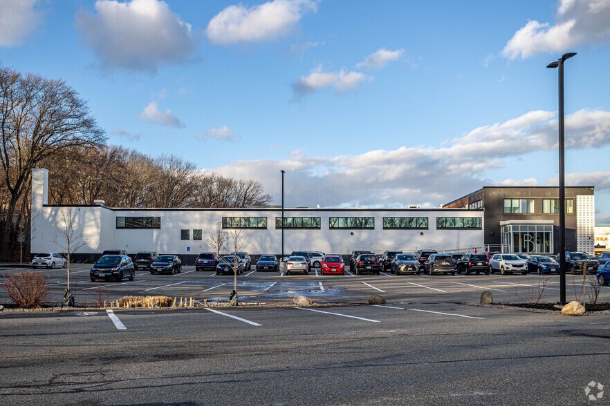 153 Needham St, Newton, MA à louer - Photo de l’immeuble – Image 2 sur 6