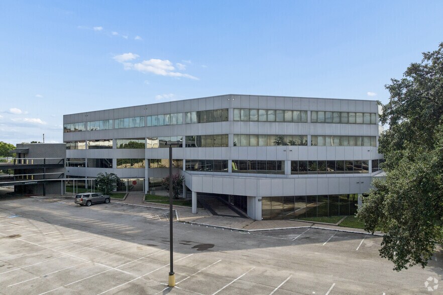 397 N Sam Houston Pky E, Houston, TX à louer - Photo de l’immeuble – Image 1 sur 31