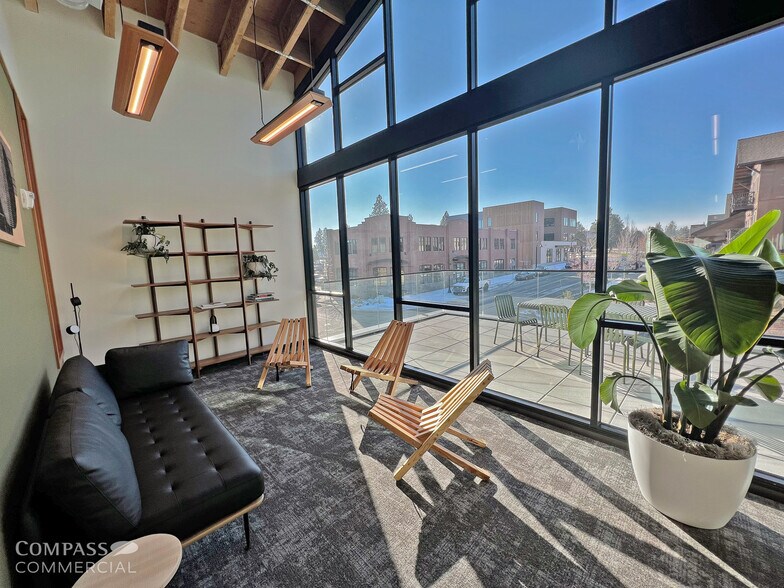 2838 NW Crossing Dr, Bend, OR à louer - Photo de l’immeuble – Image 3 sur 6