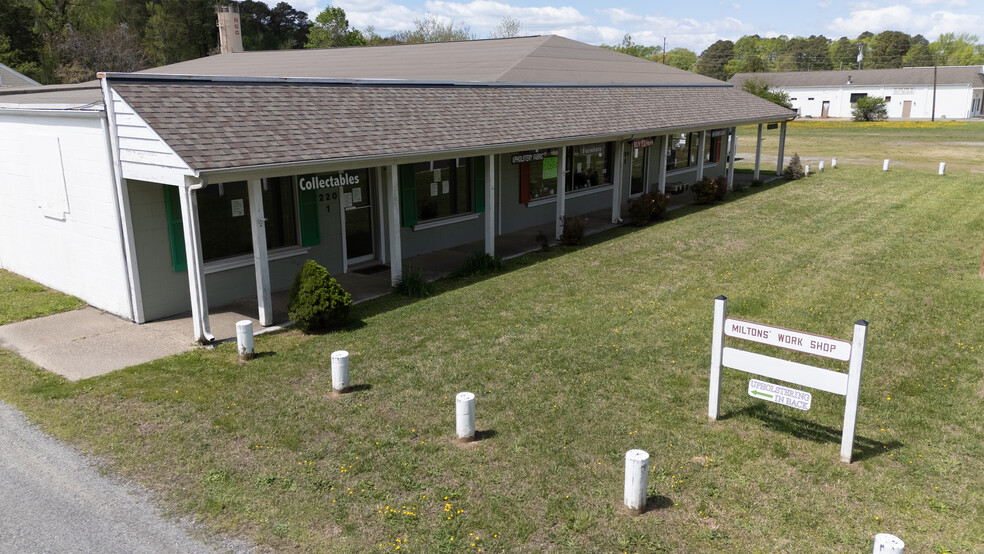 220 Chesapeake Dr, White Stone, VA à vendre - Photo principale – Image 1 sur 44