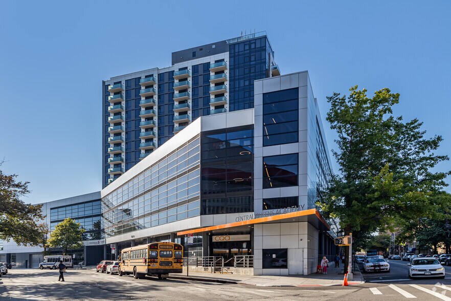 8808 Justice Ave, Elmhurst, NY à louer - Photo de l’immeuble – Image 2 sur 4