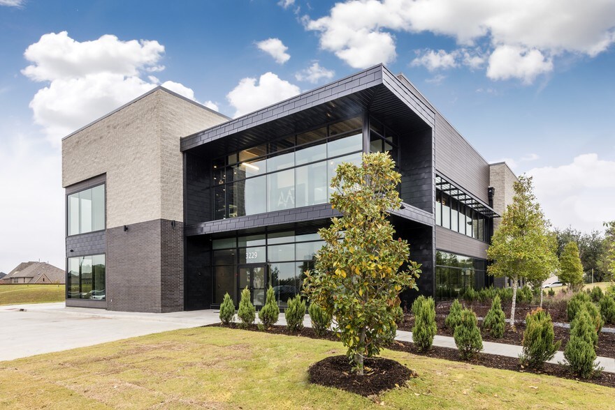 3229 Premier Dr, Irving, TX à louer - Photo de l’immeuble – Image 3 sur 9