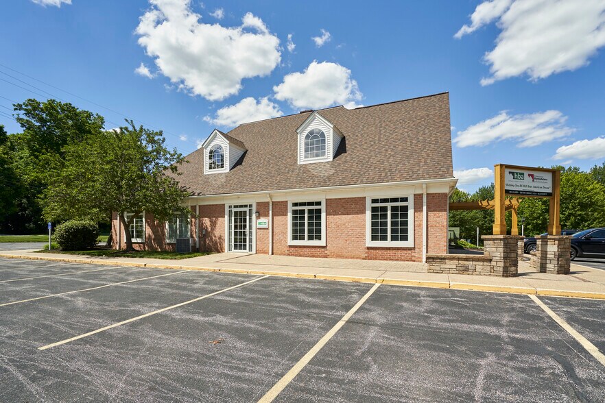 799 White Pond Dr, Akron, OH à louer - Photo de l’immeuble – Image 1 sur 9