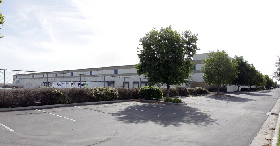 660 N Pioneer Ave, Woodland, CA à louer - Photo de l’immeuble – Image 2 sur 17
