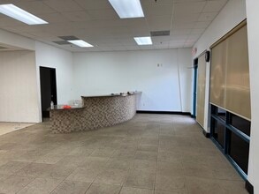 2841 S Nova Rd, Daytona Beach, FL à louer Photo intérieure– Image 2 sur 8